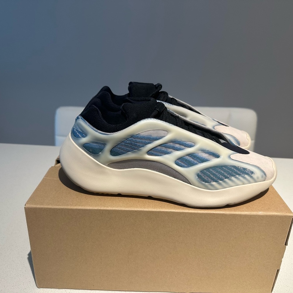 Yeezy 700 - Picture 2 of 3